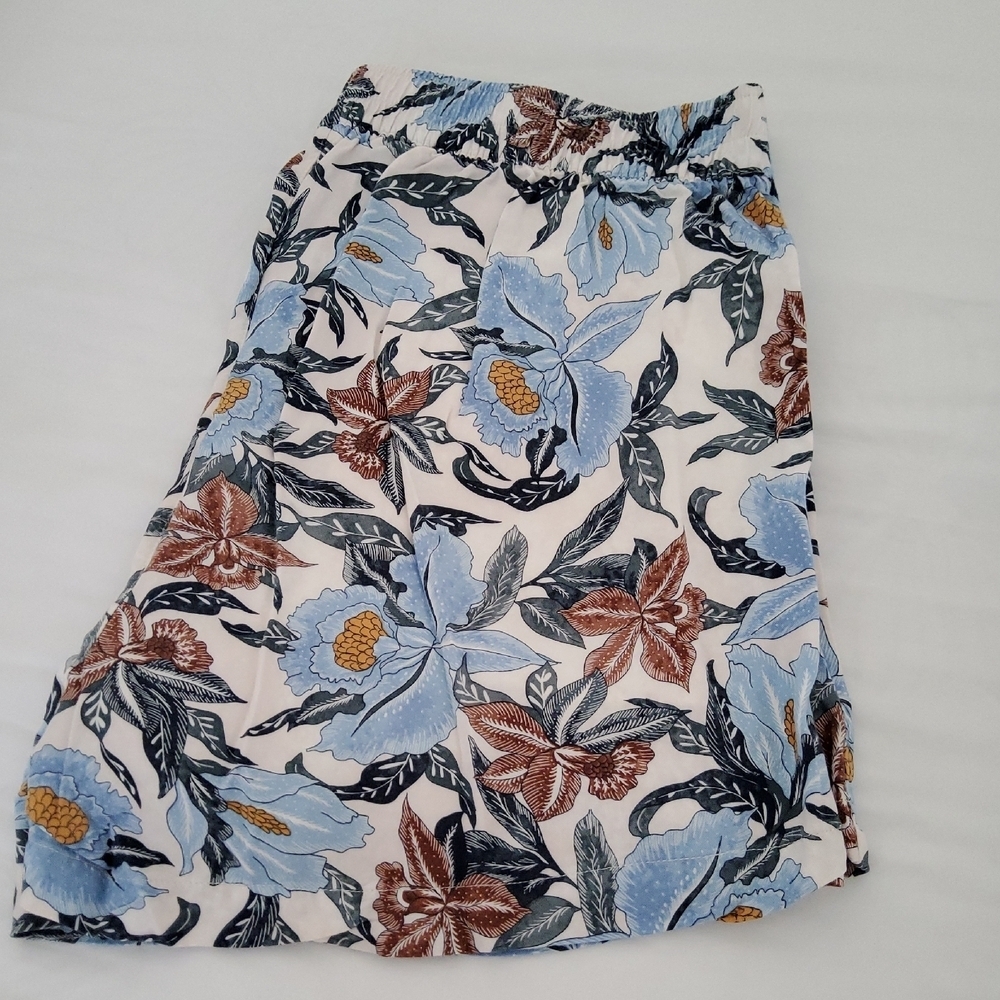 Old Navy Floral Print Shorts - Picture 4 of 7